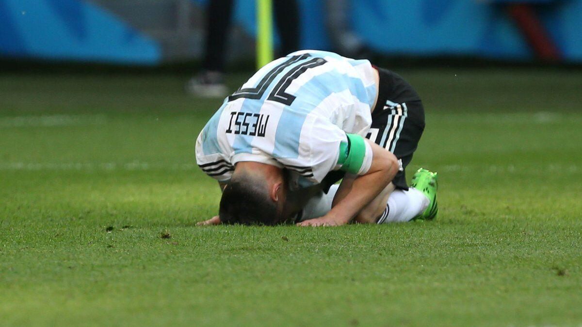 阿根廷夺冠梅西球迷跪地痛哭